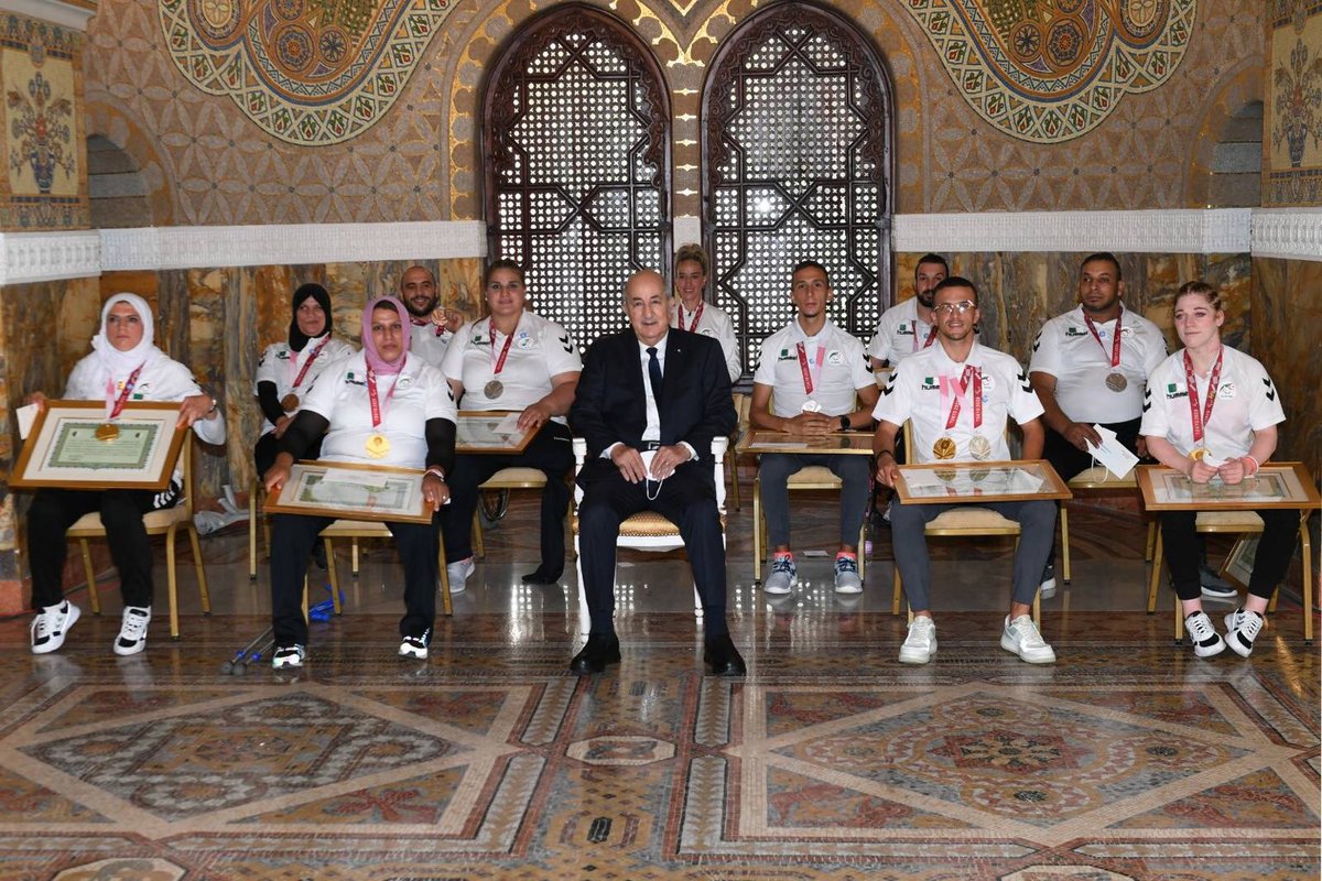 AlgPresidency's tweet photo. #هام
رئيس الجمهورية السيد عبد المجيد تبون يكرّم أبطال الجزائر البارالمبيين، في حفل على شرفهم بقصر الشعب. https://t.co/EYIpRcb4pV