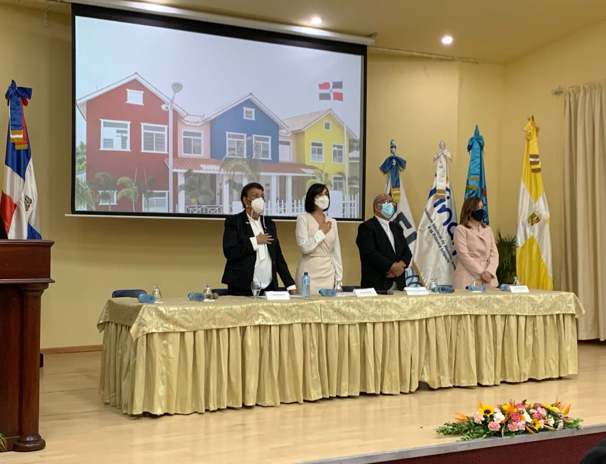 Con las notas gloriosas de nuestro Himno Nacional inicia el acto de clausura del diplomado. <a href="/raquelarbaje/">Raquel Arbaje</a> <a href="/BesaidaSantana/">Besaida Santana de Baez</a> <a href="/UCSD_RD/">Universidad Católica Santo Domingo (UCSD)</a> <a href="/OEIDominicana/">OEI República Dominicana</a> <a href="/INAFOCAMRD/">INAFOCAMRD</a>