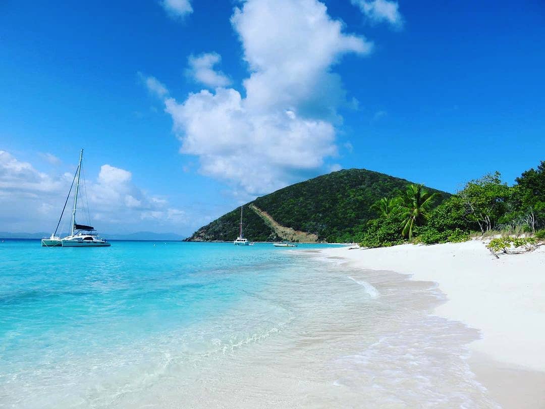 This blue sea, clear sky, white sand, tropical paradise is waiting for you! 🌴💙🇻🇬

📸: xxderxxlarsxx (IG)

#bvi #britishvirginislands #jostvandyke #jvd #whitebaybeach #vacationinparadise #vacationhome #vacation #holidaytravel #TravelThursday #resorts #villas #hotels #islandlife