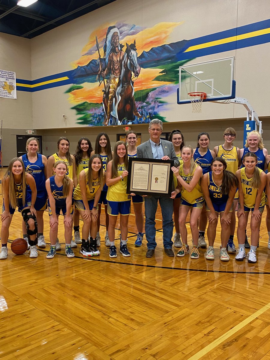ladyNDNhoops's tweet photo. A big thank you to @RogersForTexas for stopping by and presenting us with an official Proclamation from the Texas House of Representatives! https://t.co/4nHZ49YBw1
