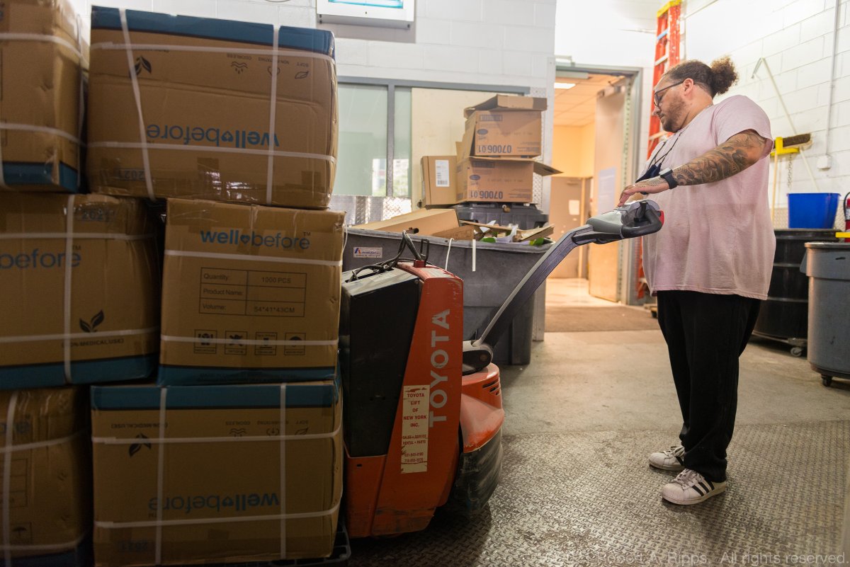 CutRedTape4Hero's tweet photo. Today, Cut Red Tape 4 Heroes donated 70,000+ items of PPE including 3-ply face masks and 2 oz. hand sanitizer bottles to Wyckoff Hospital and the FDNY. Thanks to donors @WellBeforeHQ  and thanks to Peter Gudaitis/@NYVOAD  for intro to NY State donor. (Credit: Robert Ripps) https://t.co/bPYPeZiPSZ