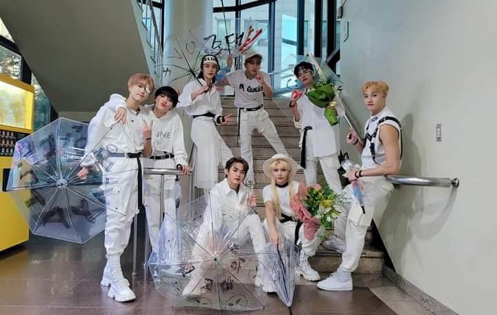 alyjin_00's tweet photo. Les presento a stray kids: idols autoproducidos, million seller de jyp, ganadores de kingdom y líderes de la 4ta generación 
Sigo a pura perfección ♡ 
#skzdiamond https://t.co/dS51YocPTy