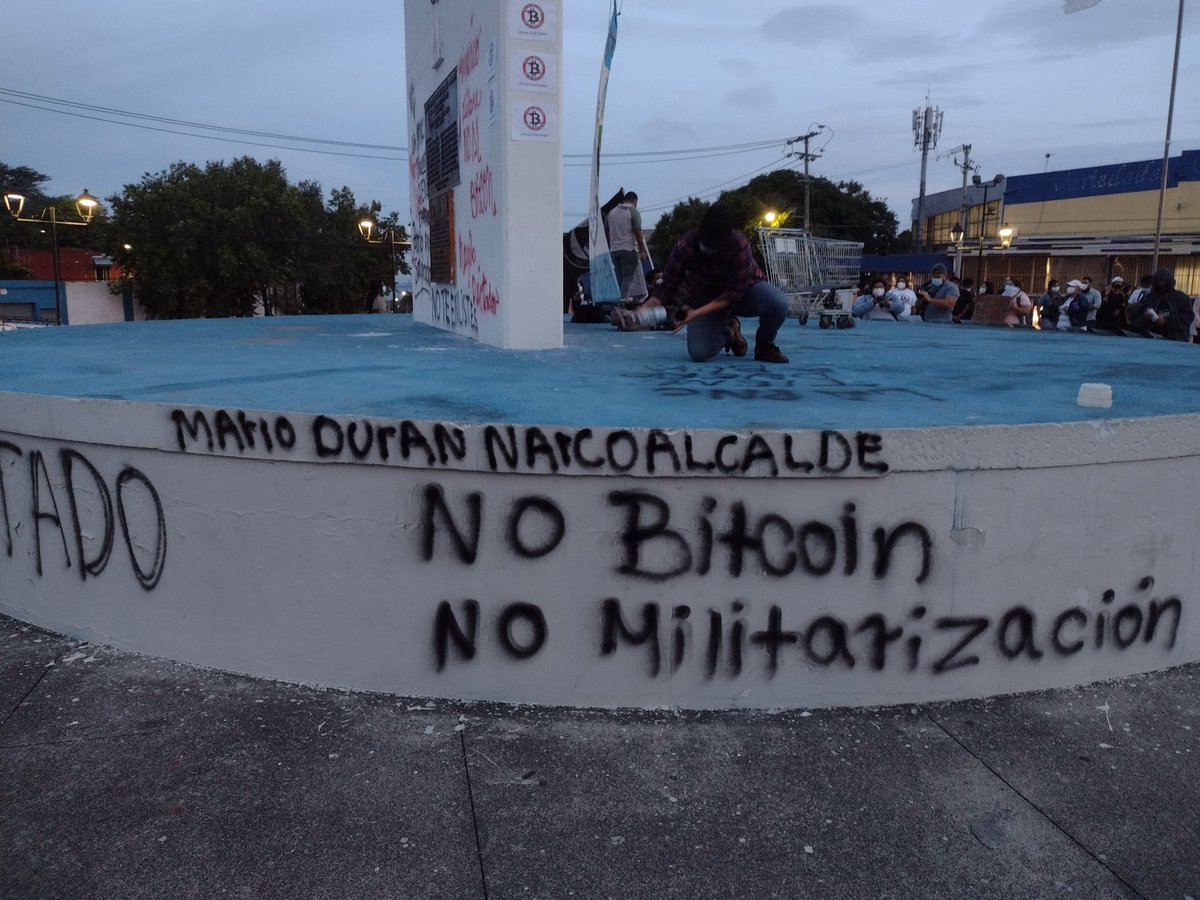ProtestsMedia's tweet image. Dozens of protesters took to the streets of El Salvador’s capital against the plan of president Nayib Bukele to adopt Bitcoin as a national currency, as well as other policies such as militarization.
protests.media/dozens-protest…
#NoAlBitcoin #NoAlBitcoinEnElSalvador