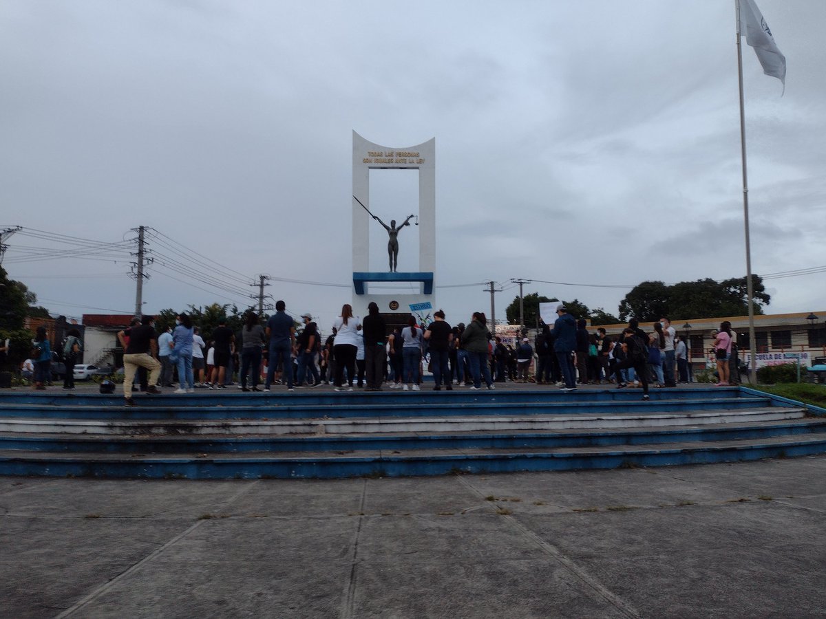 ProtestsMedia's tweet image. Dozens of protesters took to the streets of El Salvador’s capital against the plan of president Nayib Bukele to adopt Bitcoin as a national currency, as well as other policies such as militarization.
protests.media/dozens-protest…
#NoAlBitcoin #NoAlBitcoinEnElSalvador