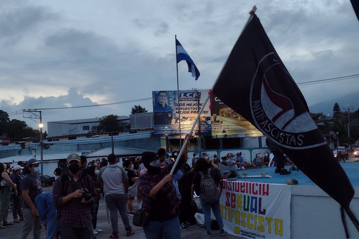 ProtestsMedia's tweet image. Dozens of protesters took to the streets of El Salvador’s capital against the plan of president Nayib Bukele to adopt Bitcoin as a national currency, as well as other policies such as militarization.
protests.media/dozens-protest…
#NoAlBitcoin #NoAlBitcoinEnElSalvador