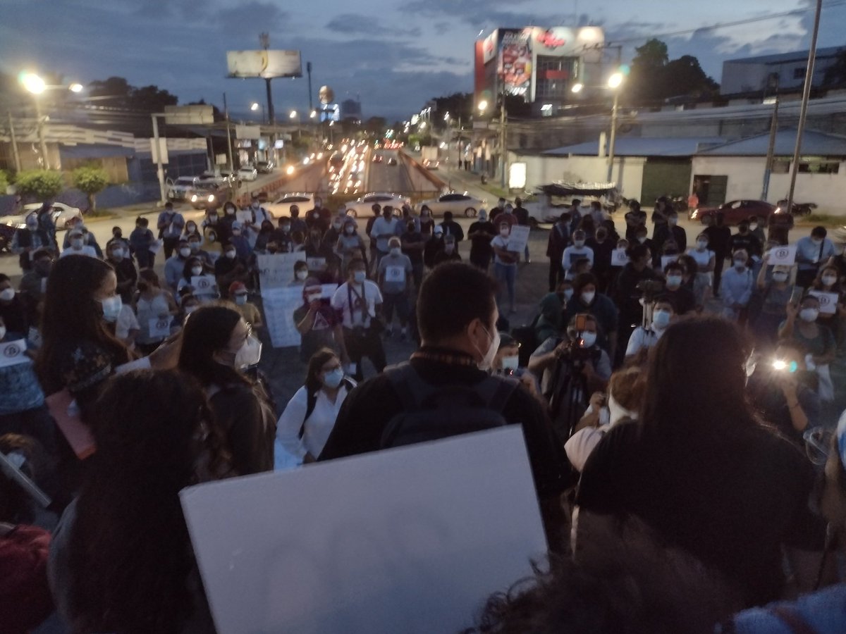 ProtestsMedia's tweet image. Dozens of protesters took to the streets of El Salvador’s capital against the plan of president Nayib Bukele to adopt Bitcoin as a national currency, as well as other policies such as militarization.
protests.media/dozens-protest…
#NoAlBitcoin #NoAlBitcoinEnElSalvador