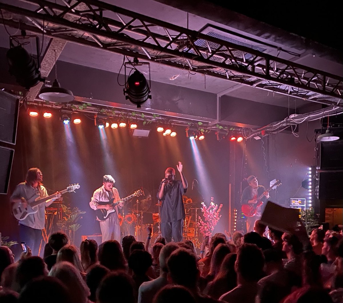 ⁦<a href="/Belgrave_Leeds/">𝖇𝖊𝖑𝖌𝖗𝖆𝖛𝖊 𝖒𝖚𝖘𝖎𝖈 𝖍𝖆𝖑𝖑</a>⁩ on Tuesday night, ⁦<a href="/MercuryPrize/">Mercury Prize</a>⁩ winner tonight! Congratulations ⁦<a href="/arloparks/">Arlo Parks</a>⁩ #mercuryprize #arloparks 🤩👏🏼👏🏼👏🏼