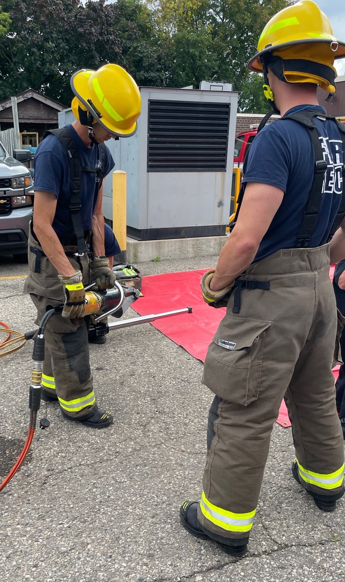 Waterloo_Fire's tweet photo. Firefighter recruit training continues today. Auto Extrication evolutions at Station #1 @richardhepditch @rschube04 @sandyvansolm @WPFFA791 #Trainingcounts #Safetyfirst https://t.co/367OX8fE8f