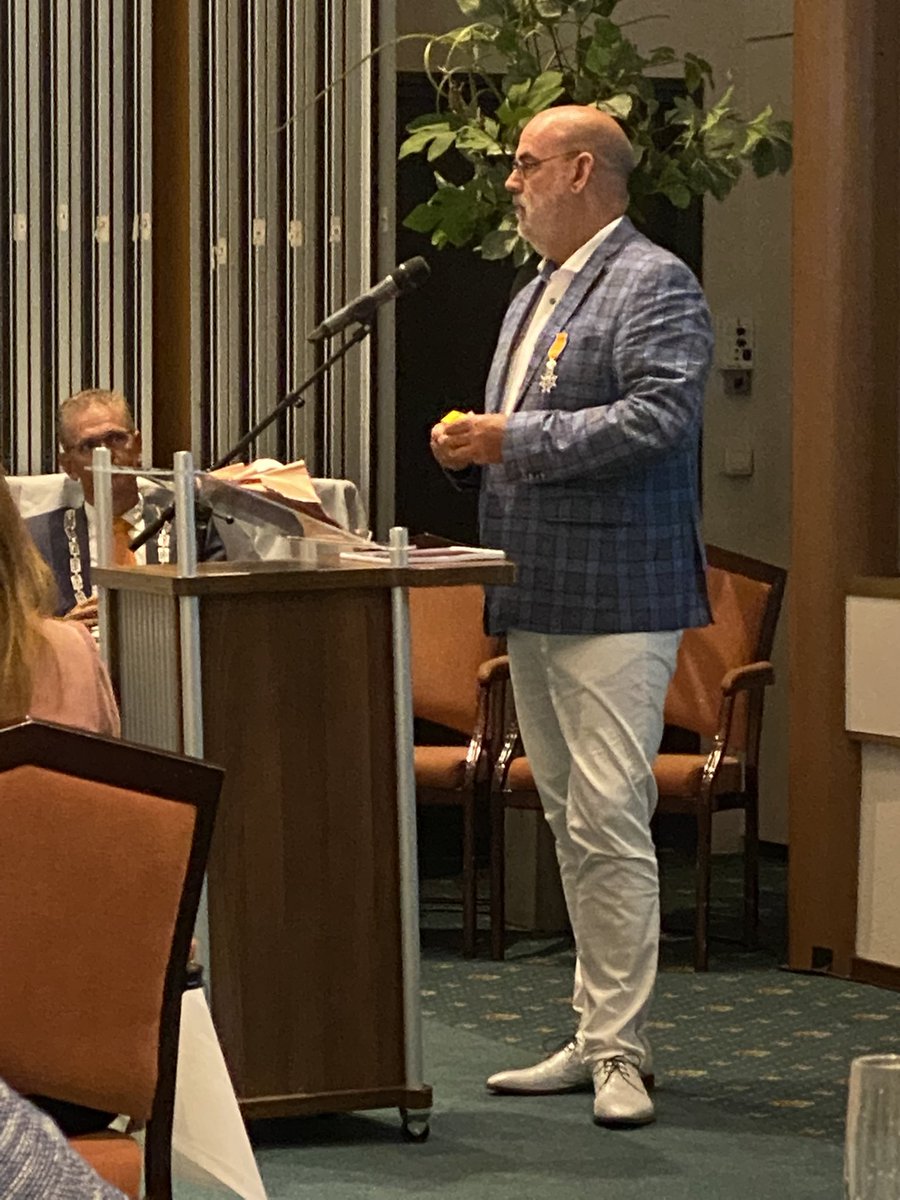 Proficiat <a href="/SipkevdM/">Sipke van der Meulen</a> met deze bijzondere onderscheiding: ridder in de orde van Oranje-Nassau. Opgespeld tijdens het feest van 40 jaar ROF. Enorm verdiend! En ga door met kathedralen bouwen.