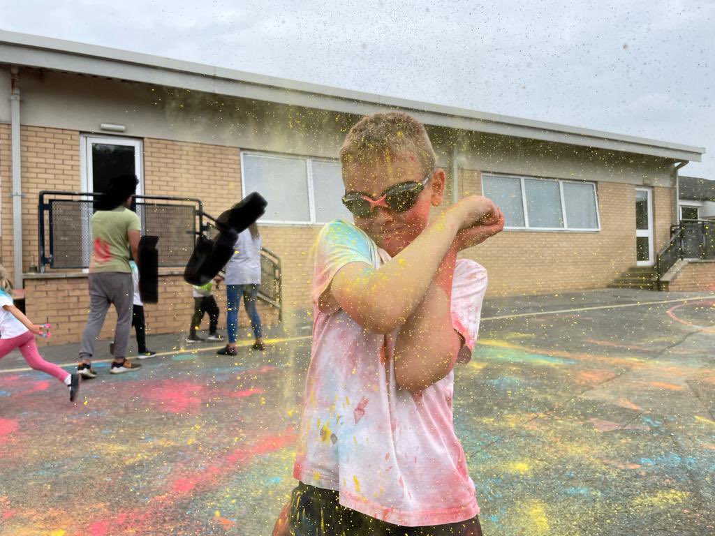 mrsjhh80's tweet photo. Amazing afternoon at school for the kids. Re-launching their houses with a colour run #oldside #greatidea #notmessyatall 🤦🏼♀️#somuchfun @EastMortonCEP @DJHunter47 https://t.co/P5t1nuhh1J