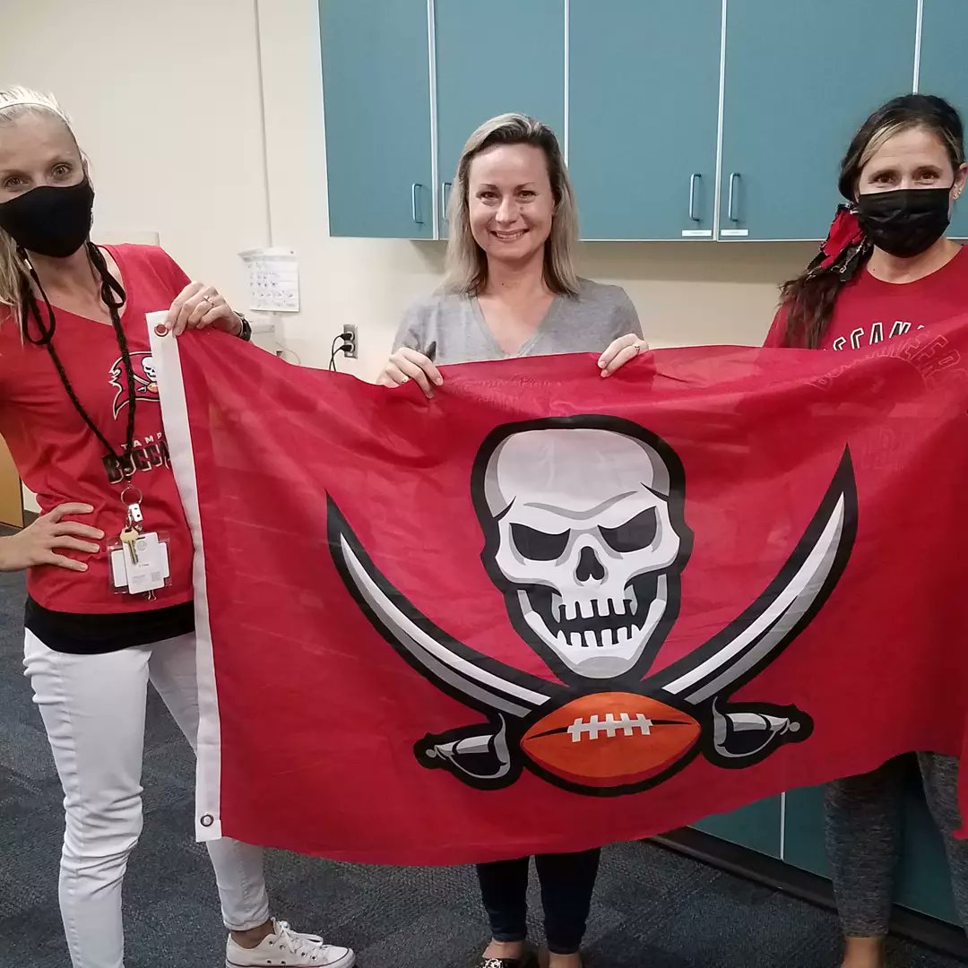 BSE_Bobcats's tweet photo. It's game day!! Even through a rainy day dismissal,  students and staff at the #BestSchoolEver #RaisetheFlags and show our support for our #GoBucs  
@BucsFoundation @HillsboroughSch https://t.co/7y4ItWSDNQ