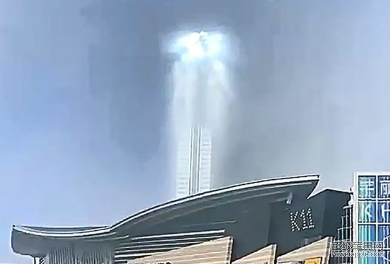 AlertaMundial19's tweet photo. #China: Misteriosas Luces aparecen en Shenyang. Un funcionario dijo que esto es debido a la densidad de la nubes y vapor de agua.
08/09/2021 https://t.co/S2llkavK3U