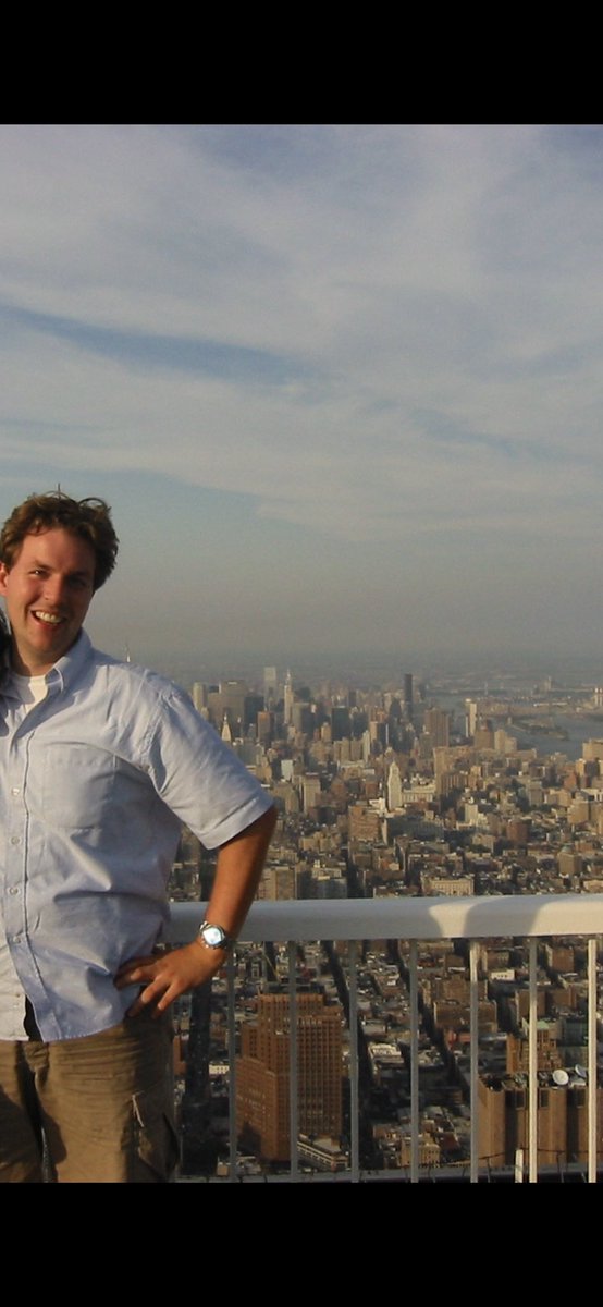 Heute Abend vor 20 Jahren, am 10.09.2001 habe ich mit meiner damaligen Freundin und heutigen Frau dieses Foto auf dem Dach des World Trade Centers geschossen. Am nächsten Tag haben wir früh morgens New York verlassen… 🍀