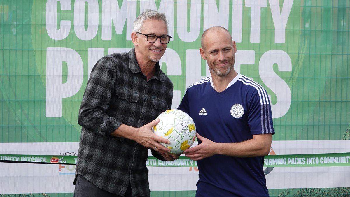 What a way to open the New Parks Cruyff Court! 🙌

We hope everyone had a great day attending, now to start playing some sport 🤩

#WalkersReplay <a href="/JCFoundation/">Johan Cruyff Foundation</a> | <a href="/GaryLineker/">Gary Lineker</a> 💙