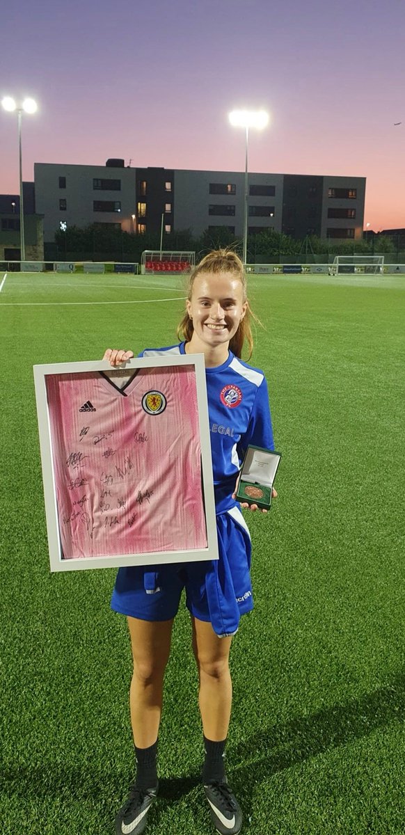 🔴⚪ 10 Year Award ⚪🔴

Well done to our @SpartansU19s player Emily Dodds who celebrated 10 years at Spartans this month. 
Emily was presented with her 10 year medal and also a signed SWNT football top.
#SpartansFamily #FullPlayerPathway #RoleModel
#DBDF🔴⚪
