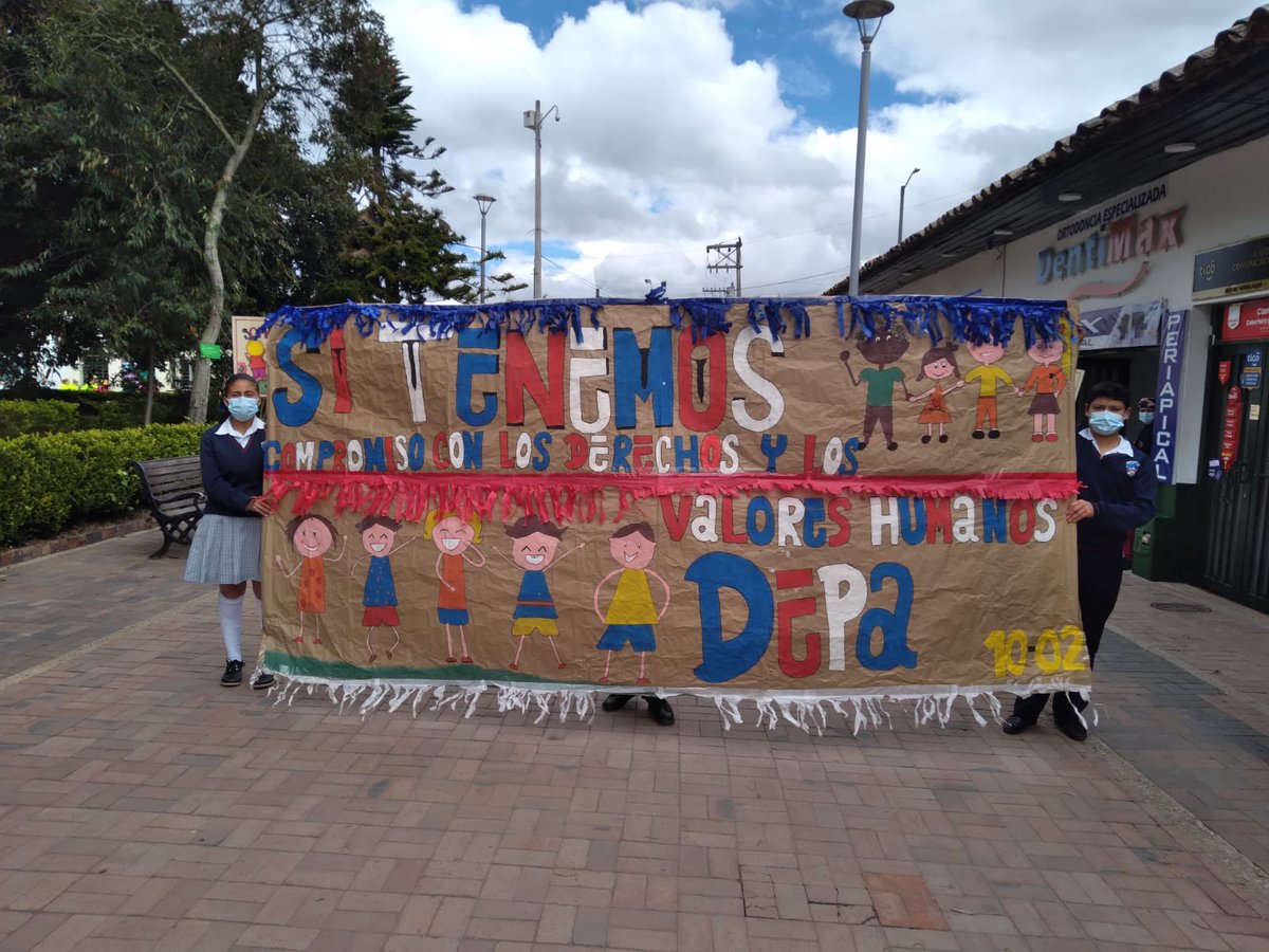SecGobCundi's tweet photo. Nuestro Director de Seguridad y Orden Público @juancbarragans presente en el desfile conmemorativo del #DiaNacionaldelosDerechosHumanos en #Tocancipá #CundinamarcaPorLaPaz https://t.co/ZU7vgvxfrq