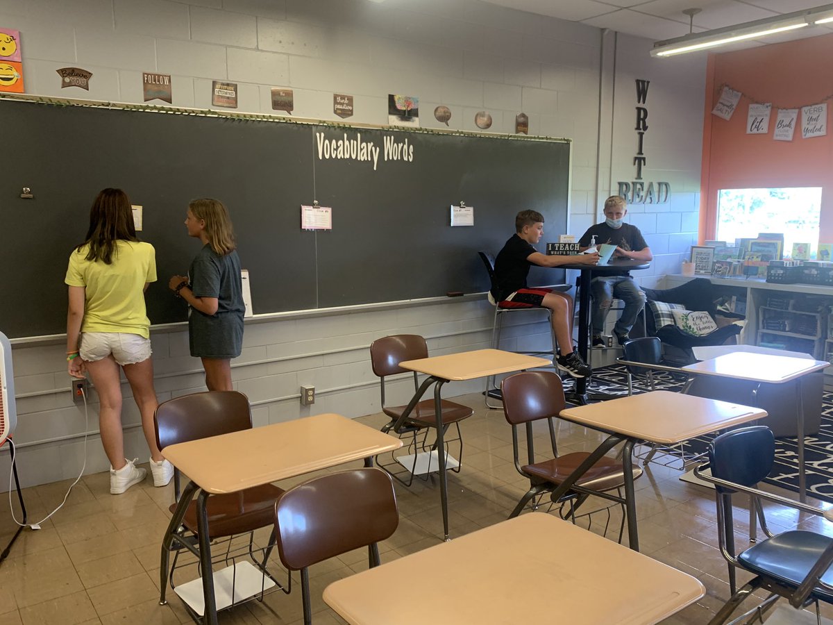 neff_allyson's tweet photo. Played a game of WhoDunnit to practice complete sentences, along with identifying fragments and run ons! Who do you think did it? #MissNeffsELA #Room102 @MMS_Colts @RHLSD_Colts https://t.co/2Uzx9WViUn