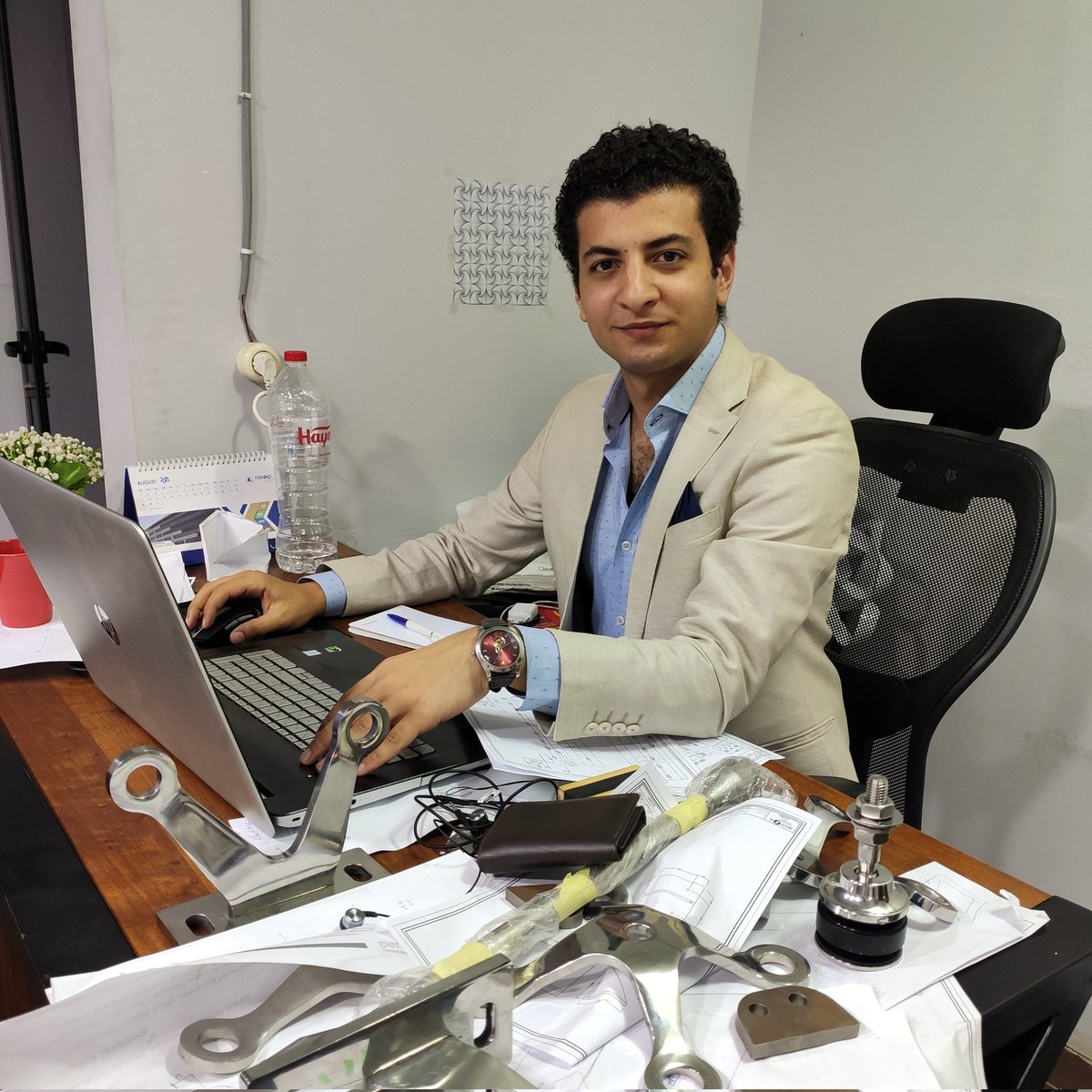 ahmedrauf185's tweet photo. #NewProfilePic
#yourfavouriteArchitect
Just a normal day at office https://t.co/qir117nMkd