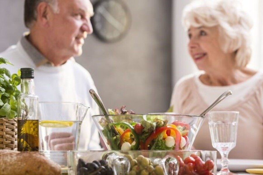 питание пожилых людей. блюда для пожилых людей. здоровое питание в пожилом возрасте. блюда для пожилых людей. пожилые люди.