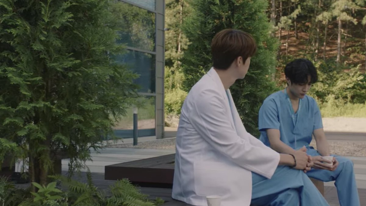 urijeongyeoul's tweet photo. The fact that Jeongwon knew exactly what to say to Geon because he went through the same thing so many time crying over his patients to his brother. 🥺 Now it’s time for him to comfort others 😭 I’m so proud of this growth!!!! #HospitalPlaylist2 #HospitalPlaylistS2Ep11 https://t.co/vX0aKBqWM2