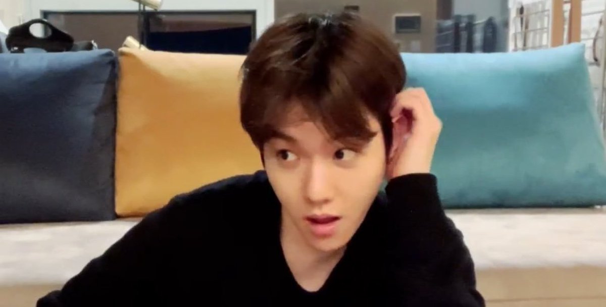 diorse_'s tweet photo. me every time baekhyun calls us "my love" https://t.co/vjdVXhtvB3