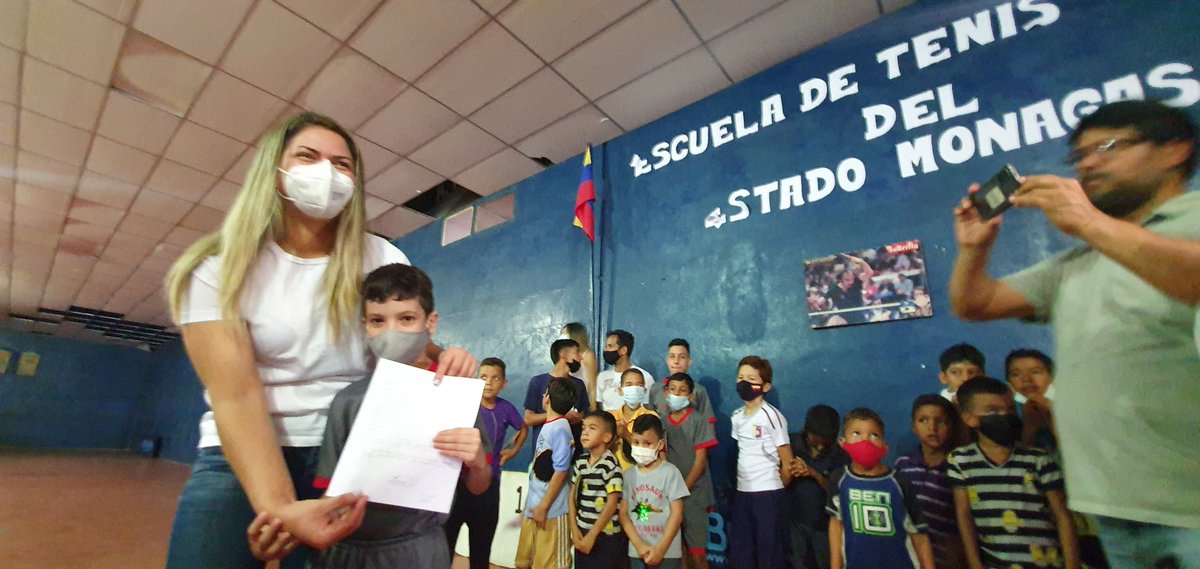 MariaVallenil15's tweet photo. Ahora desde la Escuela Menor de Tenis de Mesa del Estado Monagas , la Candidata @ANAFUENTES_PSUV @PartidoPSUV comparte con 30 niños, talento deportivo para seguir masificando el Deporte @NicolasMaduro @dcabellor @MervinMaldonad0 @nicmaduroguerra #MaturinJuventudYRenovacion https://t.co/eWtvl5eyVy