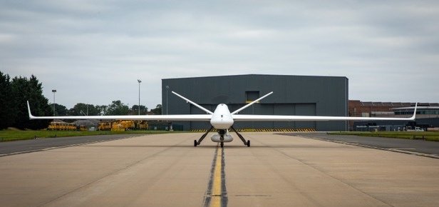 LincTaylorRAF's tweet photo. A great day showcasing Protector to @BWallaceMP with @ChiefofAirStaff. An amazing achievement for @RoyalAirForce alongside @GeneralAtomics and other partners. 50+hrs of flight test integrating safely into UK airspace & demonstrating this awesome capability. #AirCap, #NextGenRAF https://t.co/AdQvOPIvMu