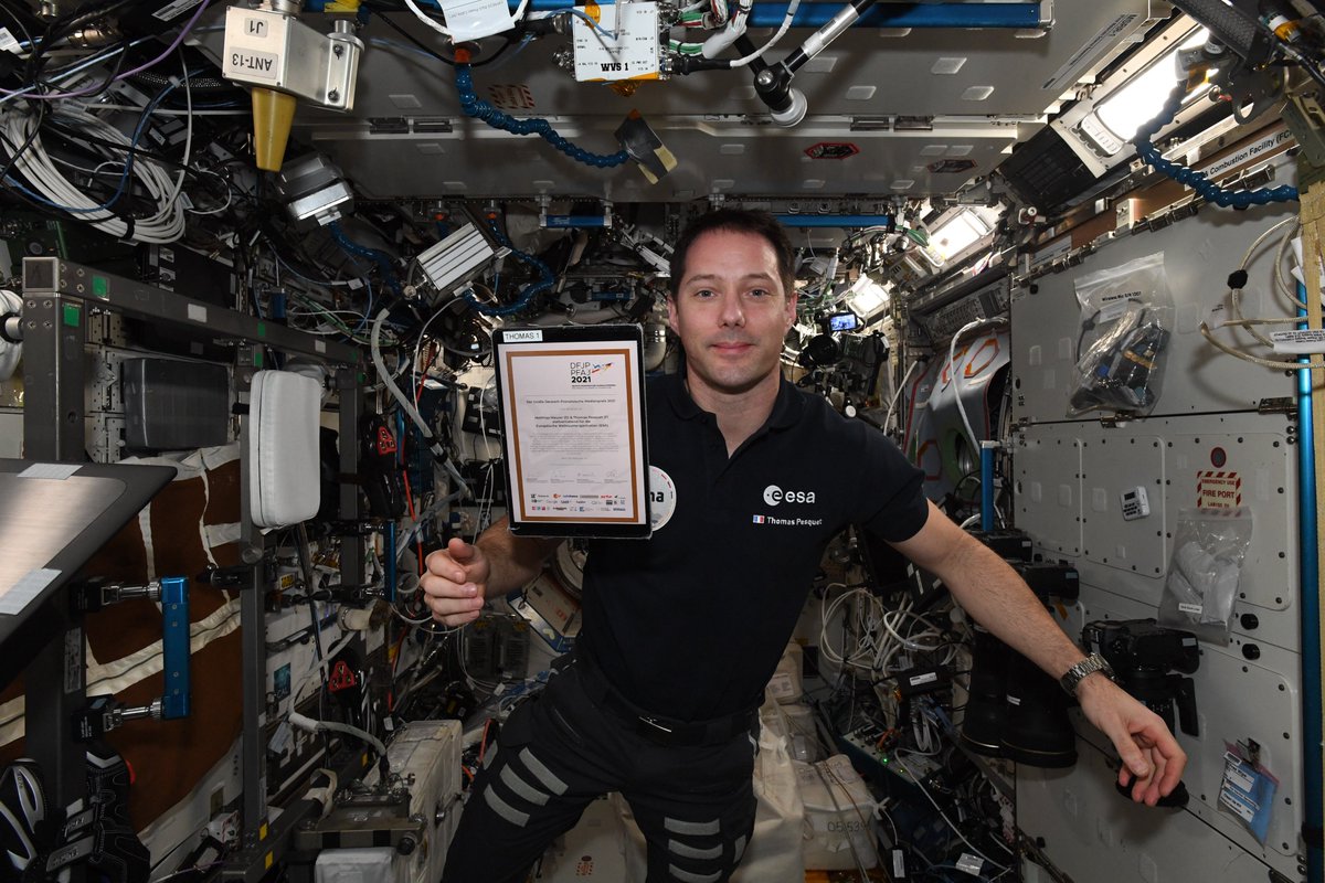 DFJP-PFAJ (@dfjp_pfaj) on Twitter photo Viele Grüße von #Astronaut @thom_astro! 🚀 Wir hoffen, dass er unsere #Preisverleihung aus dem #Weltall verfolgen kann!
Coucou de Thomas Pesquet ! 🚀 On espère qu’il peut suivre la #remisedeprix depuis l’#espace !
#DFJP21 #PFAJ21
<a href="/esa/">European Space Agency</a> <a href="/ESA_fr/">ESA France</a> <a href="/ESA_de/">ESA auf Deutsch</a> <a href="/NRW_in_Berlin/">NRW-Landesvertretung</a> <a href="/KulturDtFrz/">Die Kulturbevollmaechtigte</a> Viele Grüße von #Astronaut @thom_astro! 🚀 Wir hoffen, dass er unsere #Preisverleihung aus dem #Weltall verfolgen kann!
Coucou de Thomas Pesquet ! 🚀 On espère qu’il peut suivre la #remisedeprix depuis l’#espace !
#DFJP21 #PFAJ21
<a href="/esa/">European Space Agency</a> <a href="/ESA_fr/">ESA France</a> <a href="/ESA_de/">ESA auf Deutsch</a> <a href="/NRW_in_Berlin/">NRW-Landesvertretung</a> <a href="/KulturDtFrz/">Die Kulturbevollmaechtigte</a>