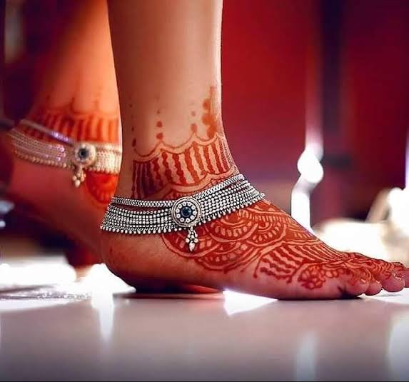 SarateSandhya's tweet image. पैरो की पायल को
जंजीरें मत होने देना
खुद के अस्तित्व को
कभी भी मिटने मत देना।

शब्द - संध्या सराटे, इंडिया.