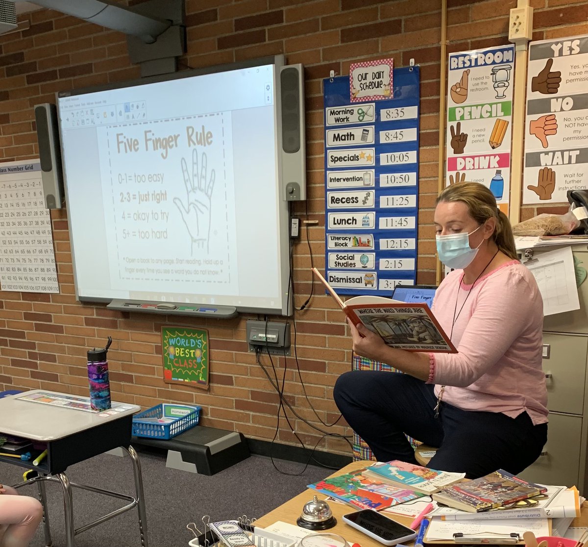 PaulaGVenezia's tweet image. Learning about the 5 finger rule in 2nd grade too!! @StonyCreek_WSD @WissahickonSD #JustRight #TeacherModeling