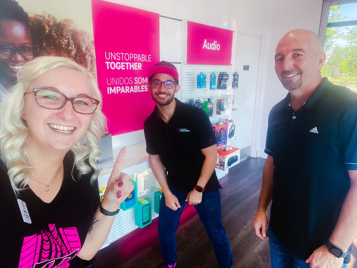 MagentaMelina's tweet image. You know it’s going to be a good day when you have a visit from Bo and Jack! These two are the best in the biz when comes to TFB knowledge and support. 

Thanks for coming by today and dropping some best practices to kick off the month! 

#Top100InAction @TraceyNielsen99