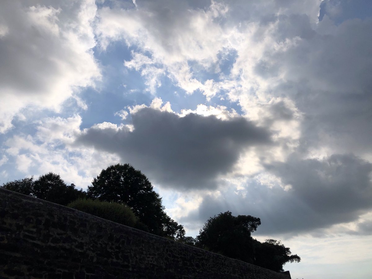 SiriusStar1963's tweet photo. Thursday clouds. #Ryde #PlayerBeach #Wightlink #pier #PureIslandHappiness #IOW #home 💙 https://t.co/rCyFjrTi0x