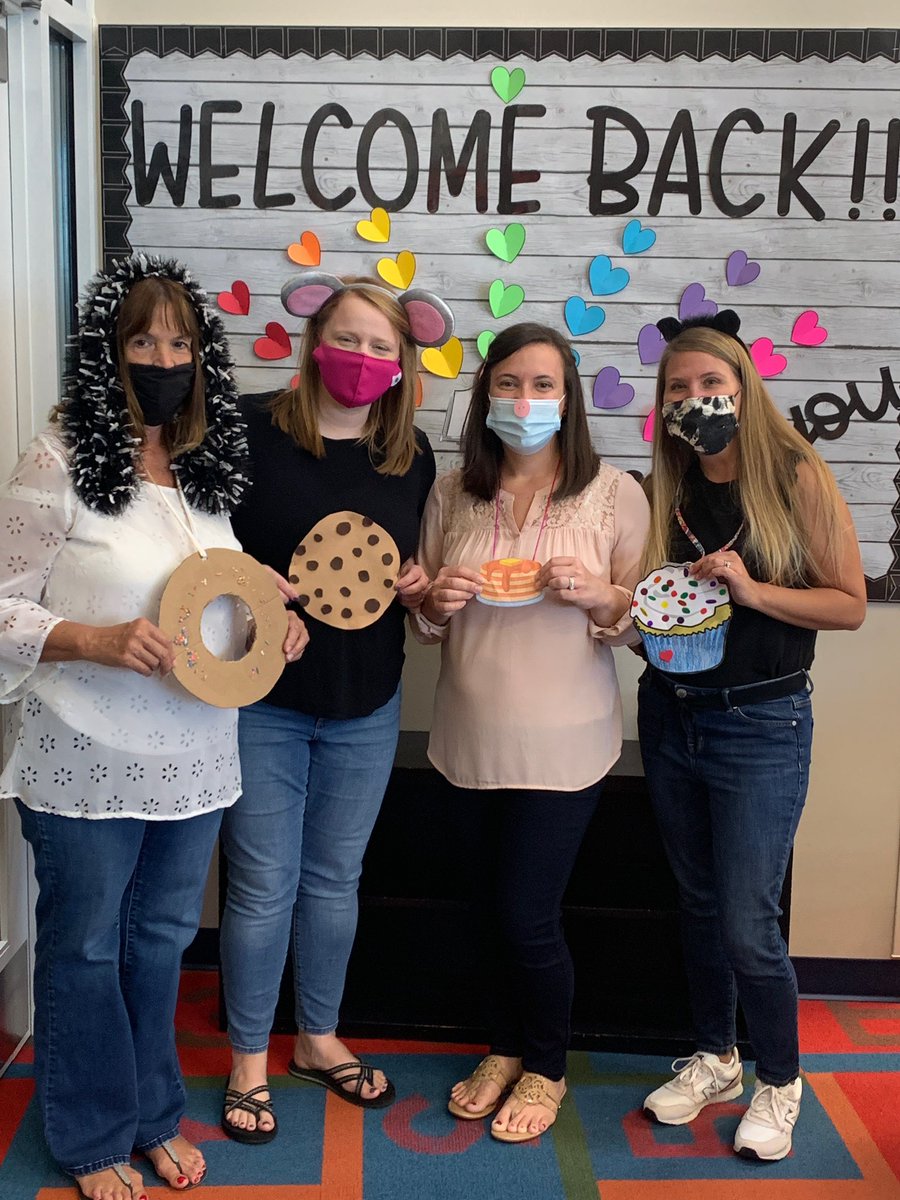 Is it the 1st Grade Team or <a href="/LauraNumeroff/">Laura Numeroff</a> book characters? ❤️📚 🐶 🐭 🐷 🐱 Thank you for supporting our book fair!! <a href="/JresRockets/">JRES</a>