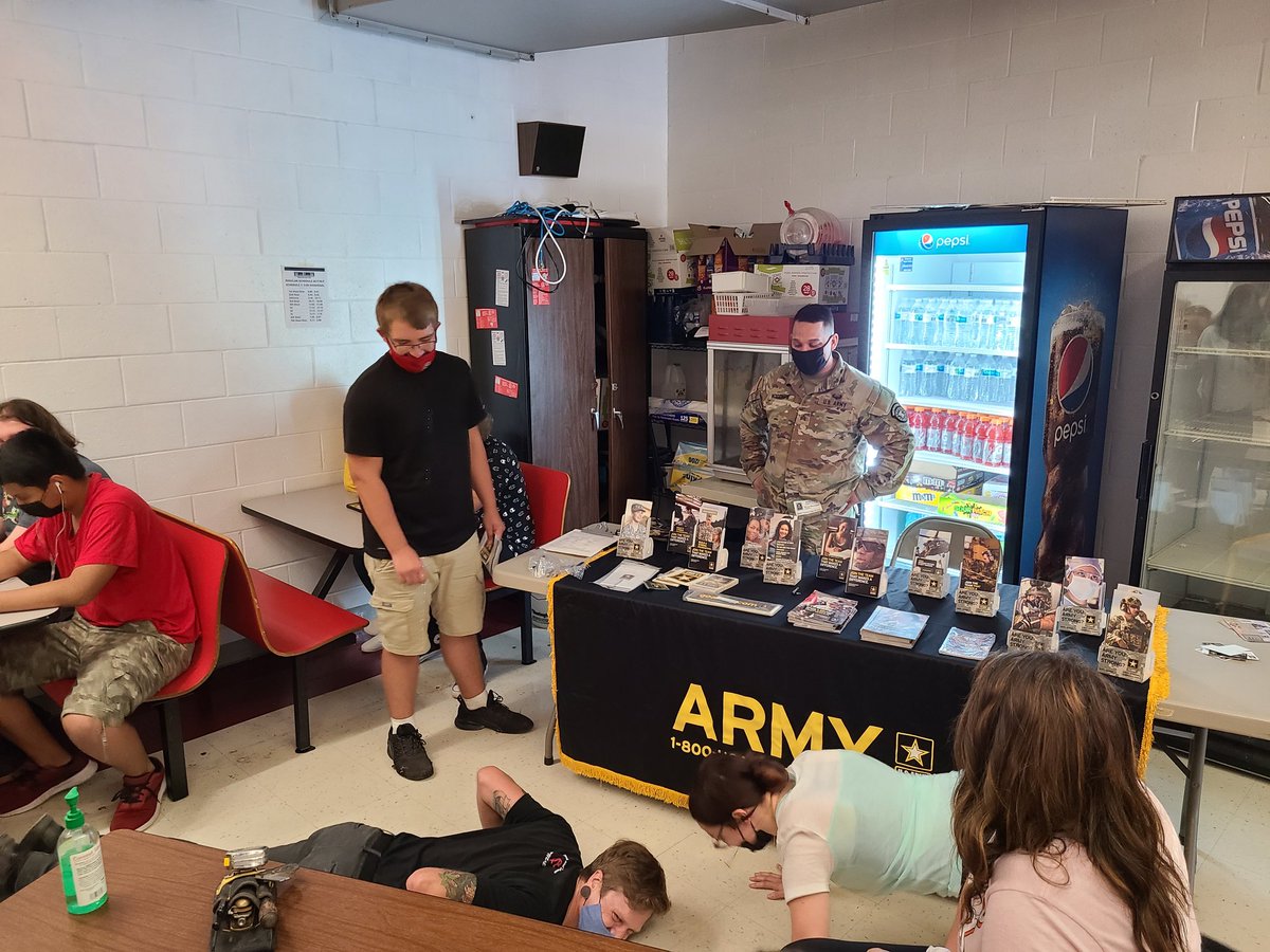stark_high's tweet photo. @AndersonShopSC took on Shelby in a push up competition!  They both did great &amp; Shelby won!
#prideandexcellence #relationships
#leveluprebelup https://t.co/GbdrMZZEd7