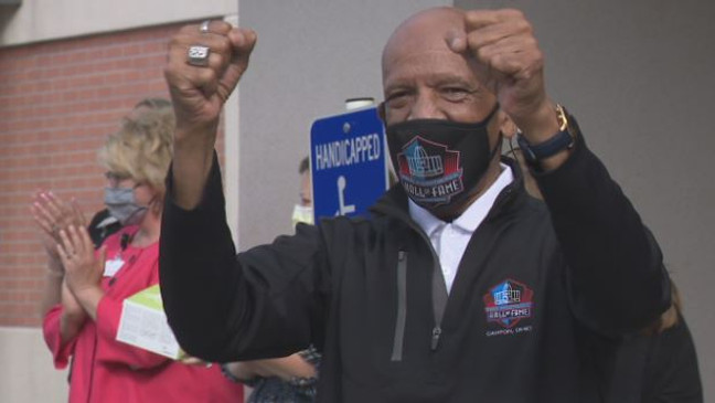 My momma is so hurt that she missed this!! RT @KATVNews: ICYMI: On Wednesday, recently inducted NFL Hall of Famer Drew Pearson made a stop in Pine Bluff to encourage Arkansans to get vaccinated against COVID-19 https://t.co/69z3iWE7um |  #arnews https://t.co/e8cnSxR2Se