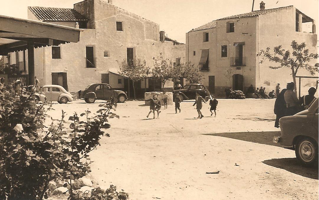 TitoParreta's tweet photo. Avui he estat furgant per ço ma iaios paterns, a l'arxiu familiar (molt, molt extens!) i he aconseguit cabdellar una història marinera familiar d'allò més xula... Vos l'explico mínimament, si teniu ganes, en este #minifil casenc!👇😉
A esta postal, més a la dreta, la casa pairal! https://t.co/wqEDIbXhgd