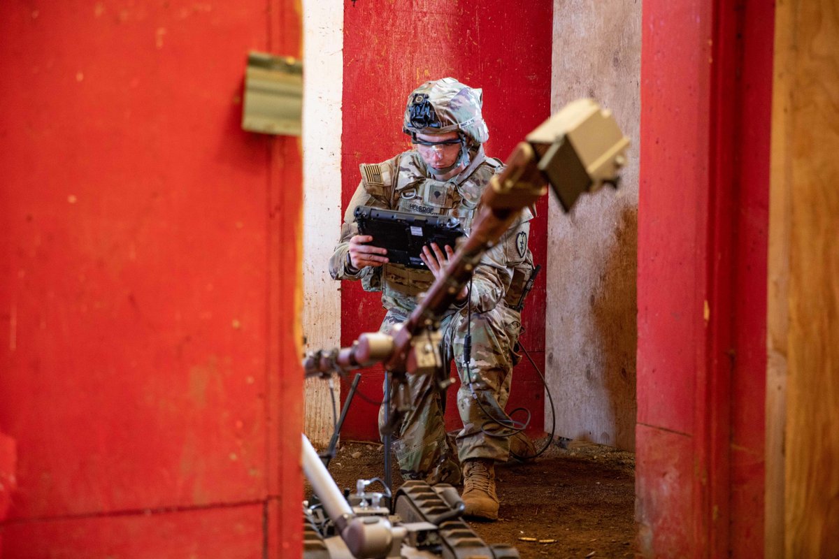 ArmyResearchLab's tweet image. .@USArmy research enables robots to learn new concepts army.mil/article/250076  Researchers develop a novel computational model that allows robots to ask clarifying questions to Soldiers. @armyfutures @usarmy_devcom @TuftsUniversity @USNRL