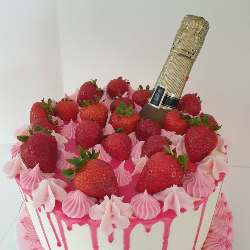 Hey Fam, it's been a long time here......Happy to be back and more exciting things coming up soon.....not too long 
#NewProfilePic #odebscakes #happytobebackhere