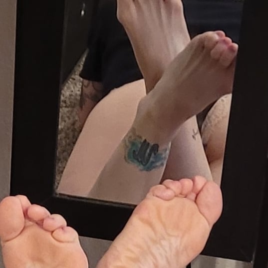 A little bit of the bottom of my feet &amp; a little bit of the top. https://t.co/heVfCKW0Ka<a href="/tag/friendsforlife"class="tags"><span>#friendsforlife</span></a><a href="/tag/baresoles"class="tags"><span>#baresoles</span></a><a href="/tag/toetallyyours"class="tags"><span>#toetallyyours</span></a>