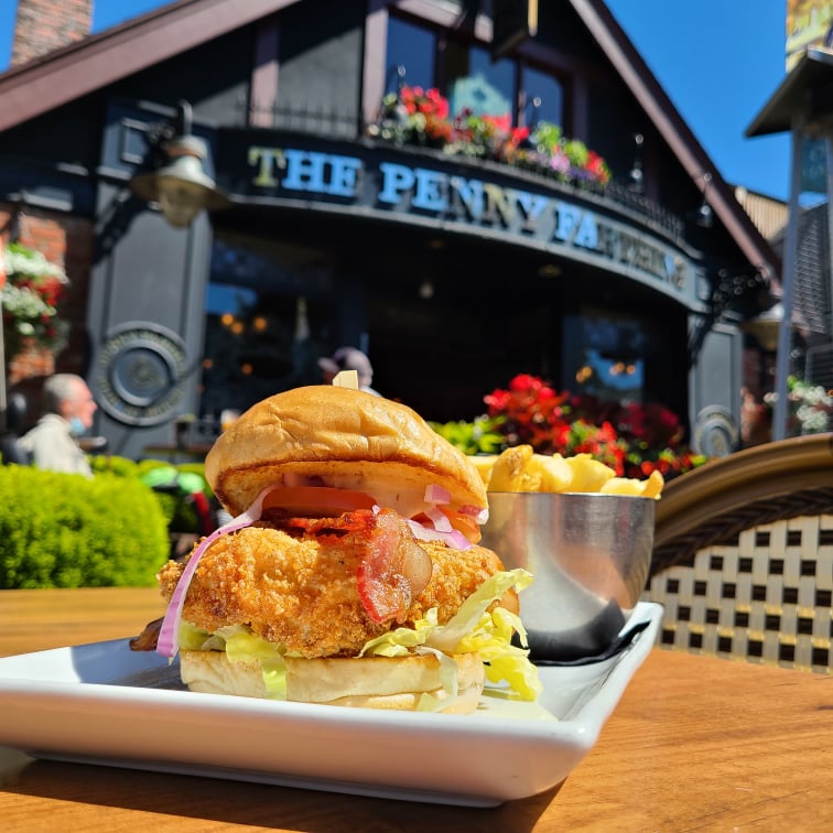 Satisfy your crunch craving! Our crispy chicken burger is whats for lunch. 
#chickenburger #crunch #crunchy #burger #burgerandfries #pub #pubfood #pubgrub # oakbay #pennyfarthingpub