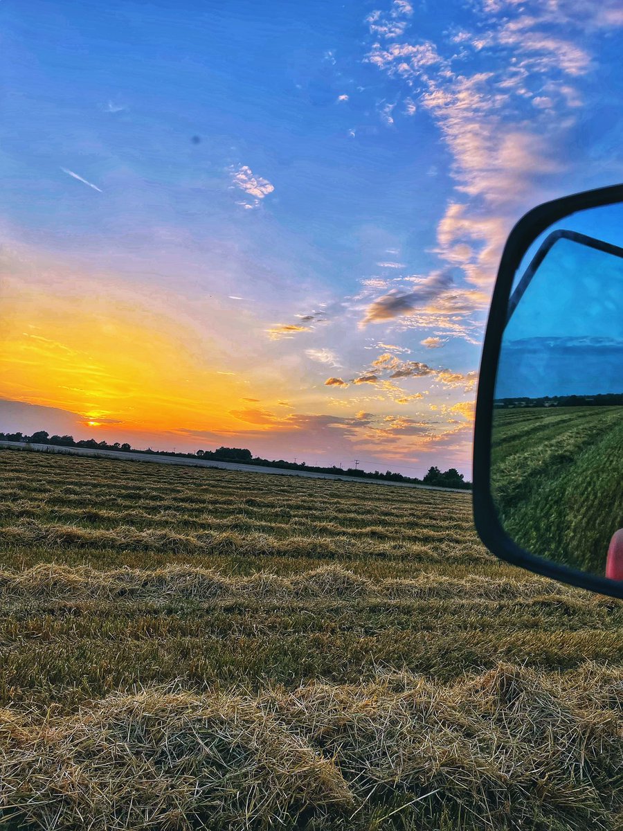 bestofredgrave's tweet photo. still haven't caught up on holby yet but basking these gorgeous sunsets instead 🤍 https://t.co/ISXFrF0o12