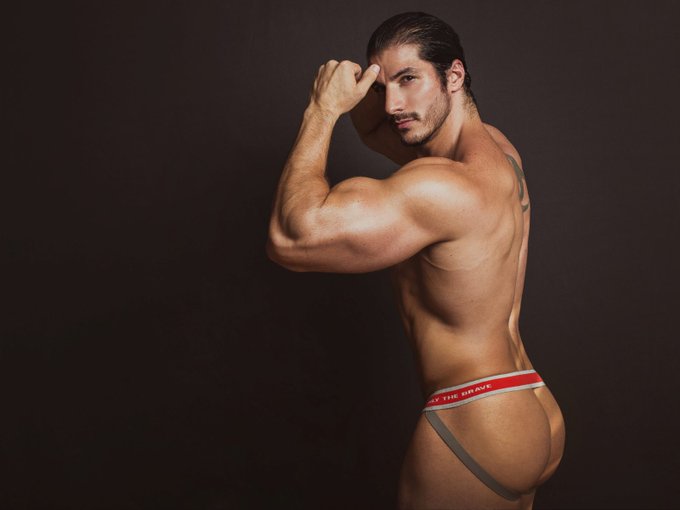 Needing a little #ThursdayMotivation 
No better man than @IcarusSecret for the job ?
#muscles https://t