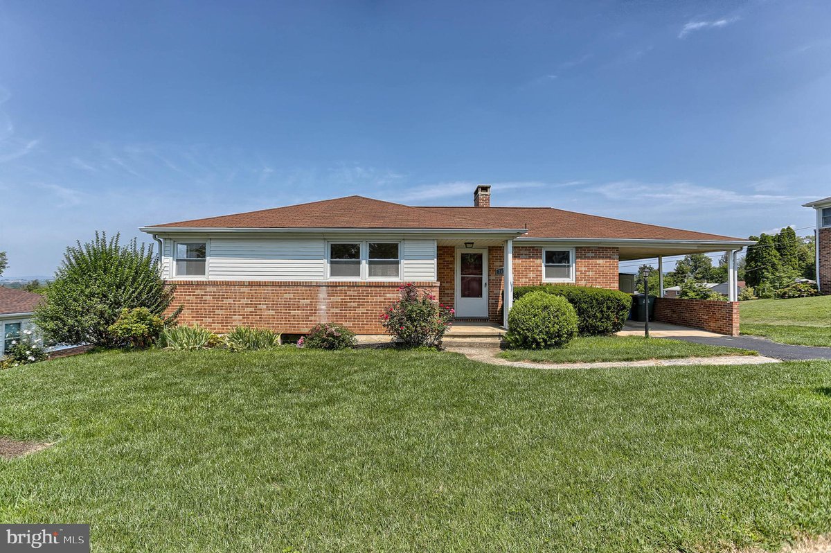tracyliveinyork's tweet photo. Just Reduced!  $219,900.00, 3BR, 2BA, 2445 EASTWOOD DR, YORK, PA 17402, Full Details https://t.co/pANeogm0ez https://t.co/Uke2iNZuzq