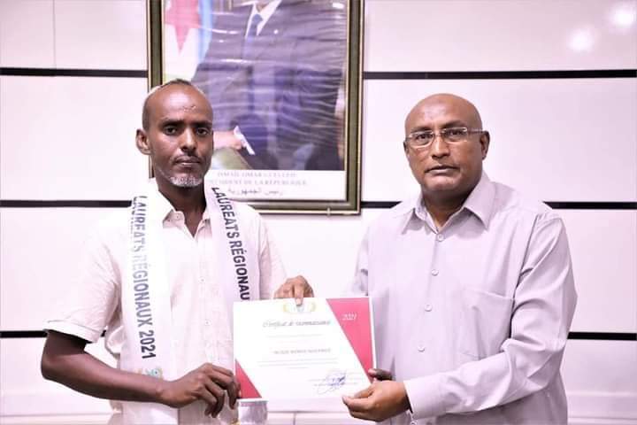 AliAhmedHamadou's tweet photo. Le Secrétaire d’État chargé des Sports, S.E Hassan Mohamed Kamil, a accueilli ce matin à son cabinet, avec tous les honneurs, les personnels de l’institut du #hautplateauDay et leurs collaborateurs.
#Programmedereconnaissance #Motivation
#strategiesderevalorisation https://t.co/ahis1Ef3cL