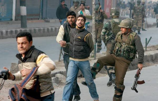 Criticism of neighboring countries, extreme oppression of journalists within India, Kashmiri journalists are being punished for speaking and showing the truth, stop oppression and violence against Kashmiri journalists India #KabulAiport #PressFreedom
