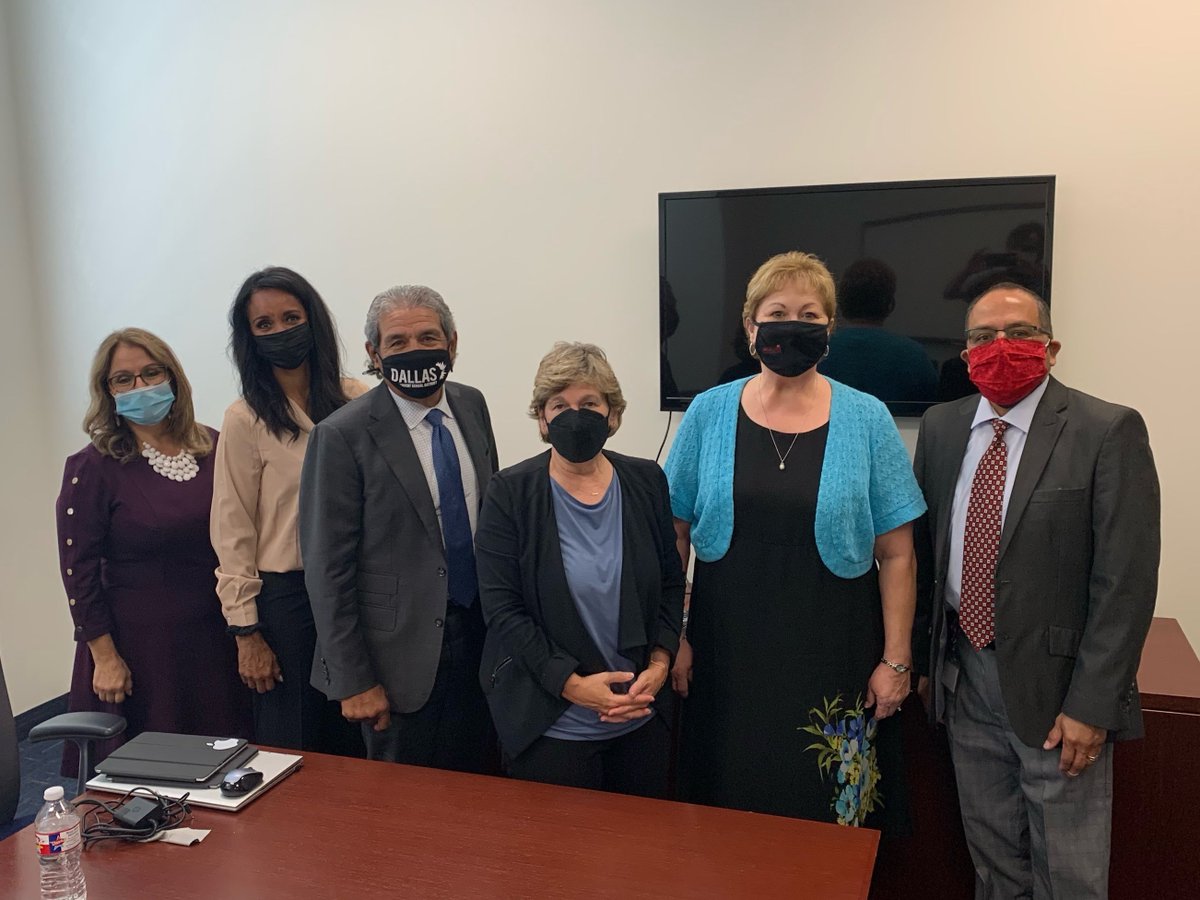 A-F-T President Randi Weingarten stands in the middle of a group of Alliance A-F-T members and Dallas I-S-D Superintendent Michael Hinojosa. All are posed for a photo and wearing face masks. 