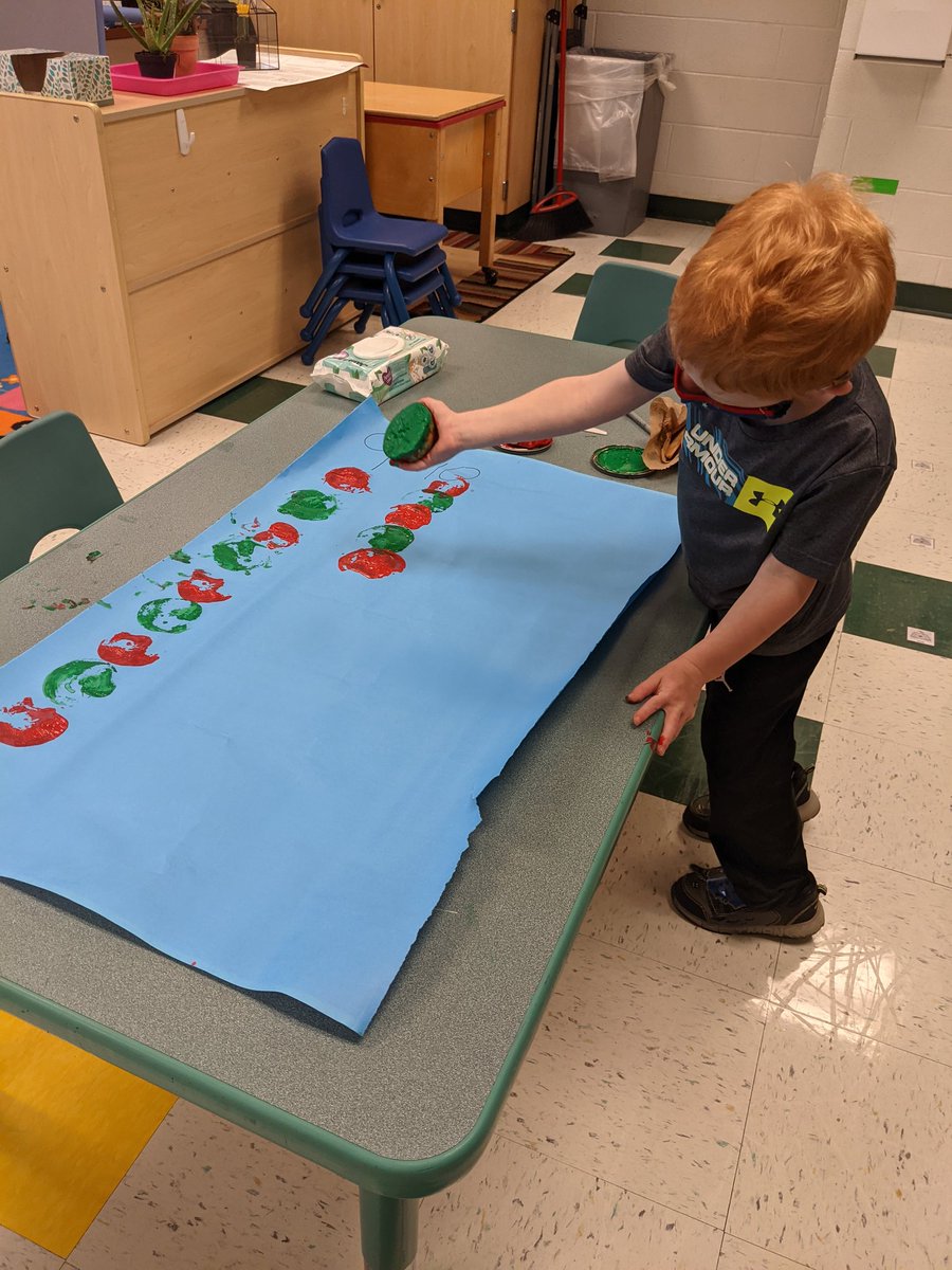 Counting and patterning with our apples @TreadwellMrs <a href="/ColesRoadrunner/">Coles Principal</a>