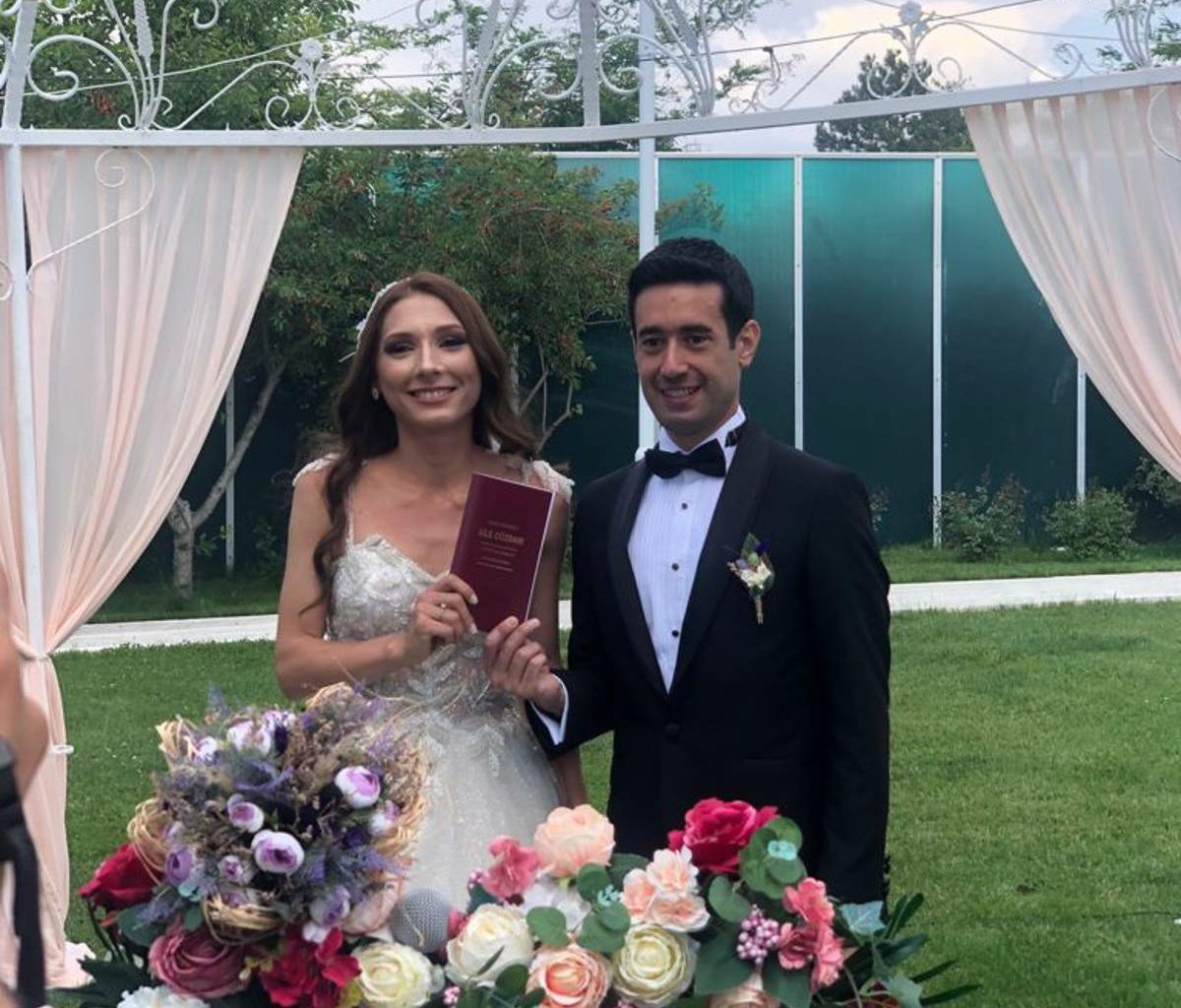 Впервые матч чемпионата Турции будет судить семейная пара. Бурак Каппан назначен главным арбитром, а Гамзе Дурмуш резервным. И не просто матч, а дерби - Анкарагюджю против Генчлербирлиги. Надеюсь, вы произнесли названия команд вслух и без ошибок.