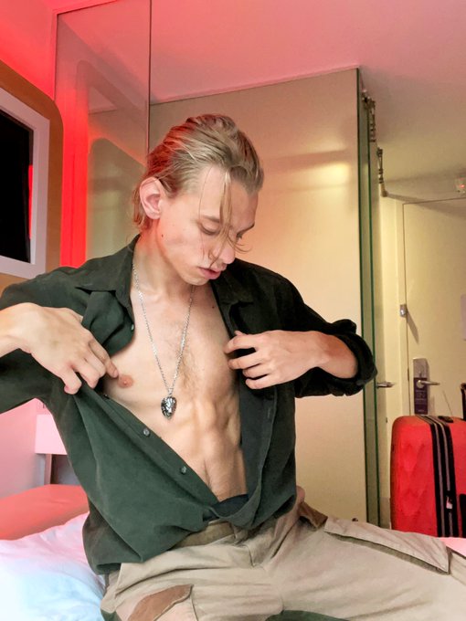 NEW YORK CITY! I&lsquo;m free to wonder around until Saturday, who&lsquo;s here? I want to go to art museums 🥰🎨 https://t