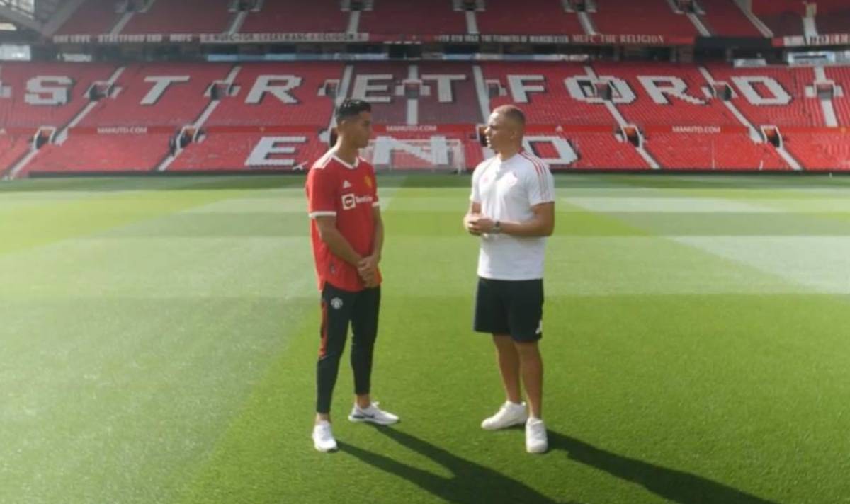 MirrorFootball's tweet image. Full transcript of Cristiano Ronaldo’s Man Utd interview on Old Trafford pitch mirror.co.uk/sport/football…